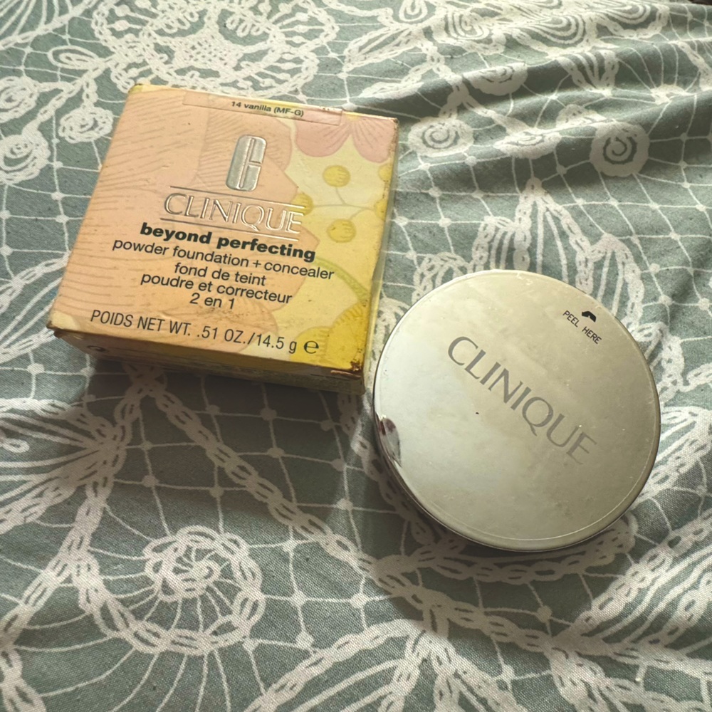 Clinique Beyond Perfecting Foundation and Concealer - 14 vanilla